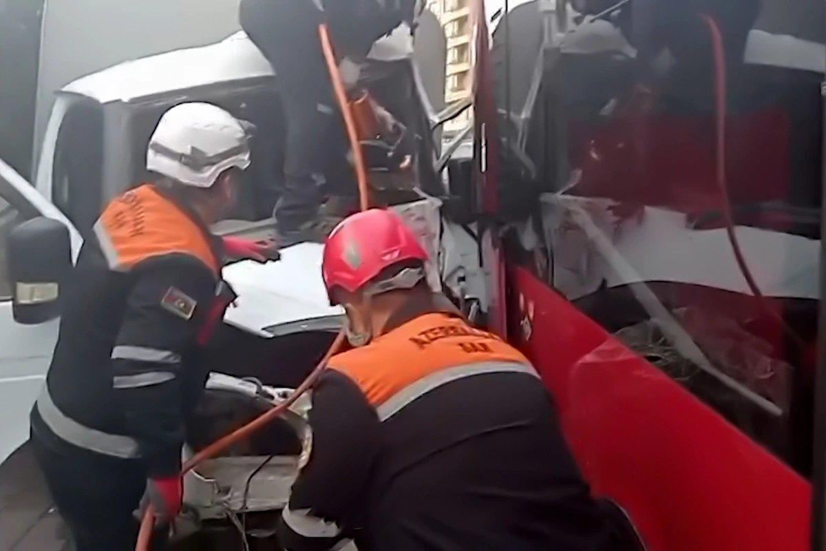 Тяжелое ДТП в Баку: спасатели МЧС вызволили водителя из смятого автомобиля