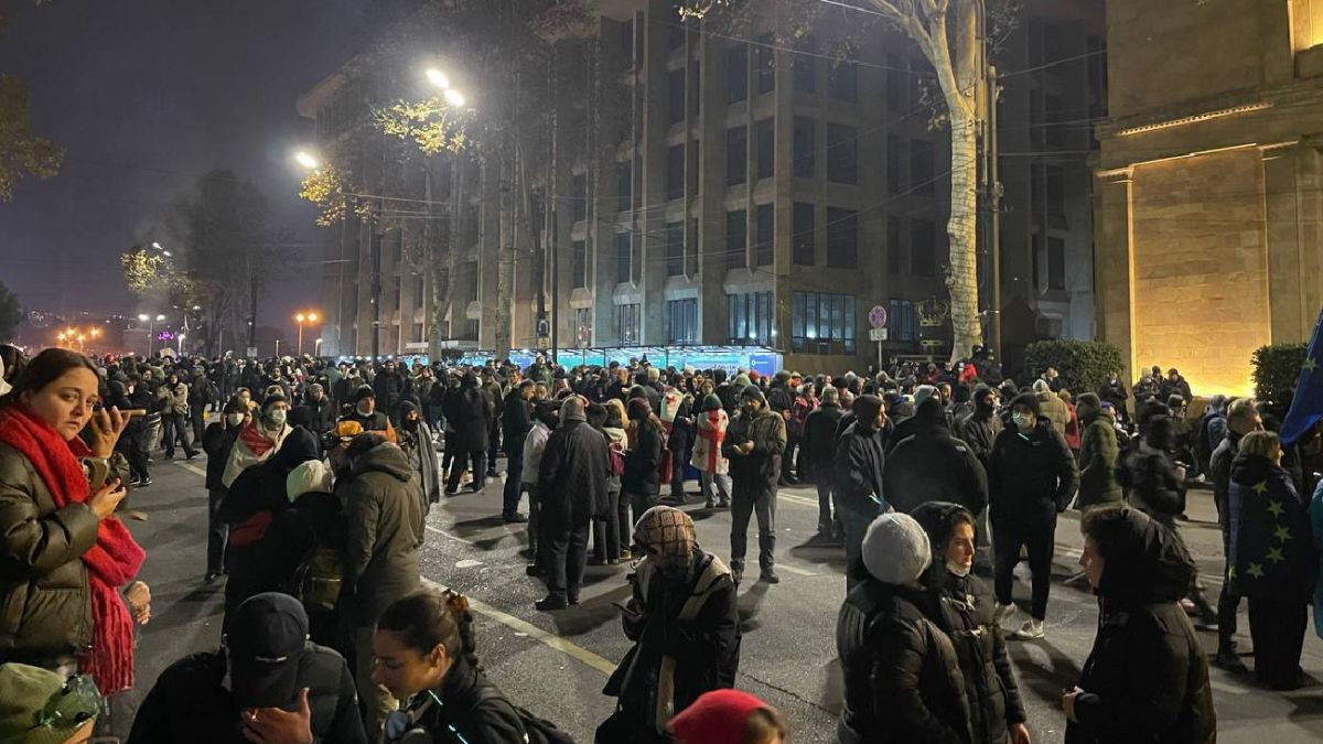 У парламента Грузии проходит антиправительственный митинг