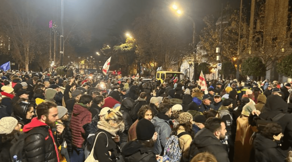 У здания парламента Грузии вновь собираются протестующие