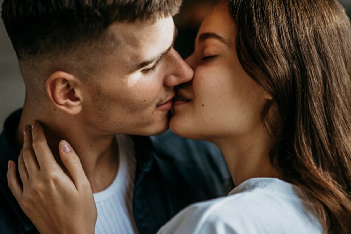 Учёные: депрессия и тревожность могут передаваться через поцелуи