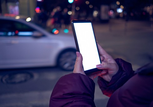 Ученые: Временный отказ от смартфона может омолодить мозг на 10 лет