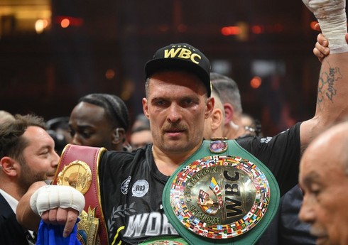 Украинец Усик победил британца Фьюри в боксерском поединке и защитил три титула