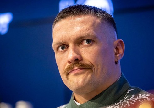 Украинского чемпиона мира по боксу Усика отпустили после задержания в польском аэропорту