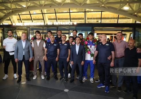 Успешно выступившие на ЧЕ в Италии азербайджанские борцы вернулись на Родину