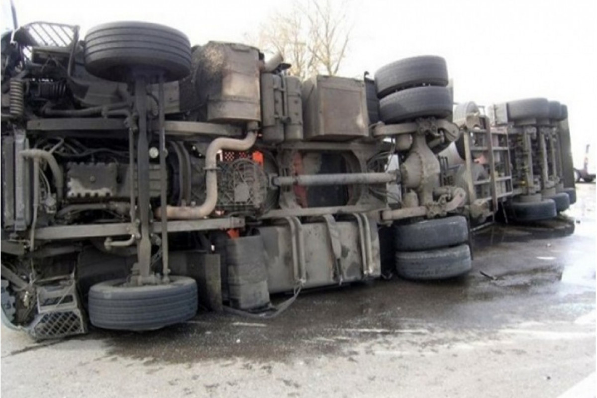 В Агдаше перевернулся грузовой автомобиль: двое пострадавших