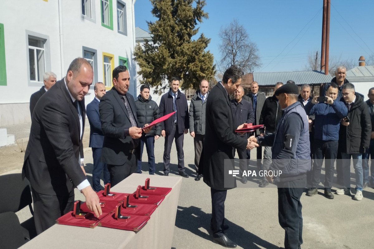 В Агдере прибыла очередная группа переселенцев, им вручены ключи от домов-ФОТО-ОБНОВЛЕНО-1-ВИДЕО