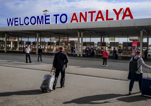 В Анталье при посадке у пассажирского самолета загорелся двигатель