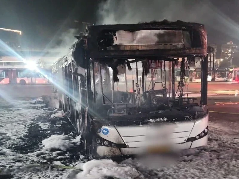 В автобусах в пригороде Тель-Авива взорвались три бомбы