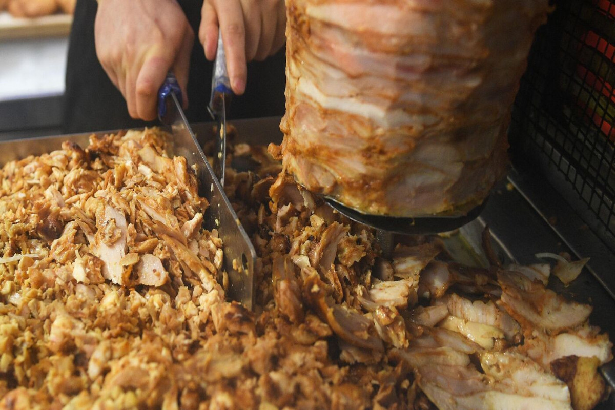 В Азербайджане 18 человек отравились донером, ведется расследование-ОБНОВЛЕНО