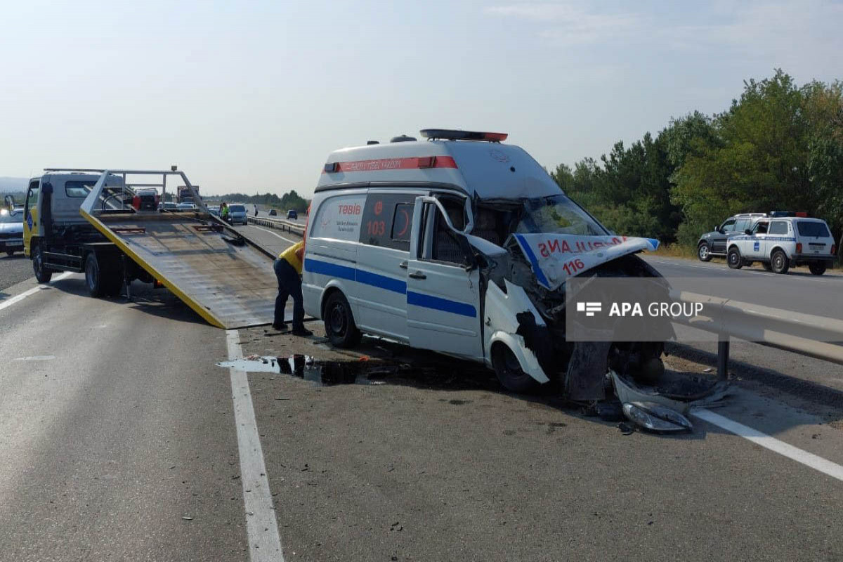 В Азербайджане карета скорой помощи попала в ДТП, погиб полицейский - ОБНОВЛЕНО