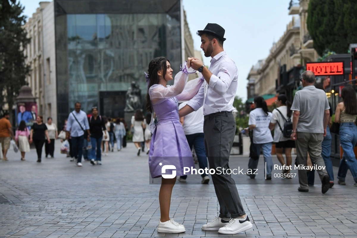 В Азербайджане на "Последнем звонке" запрещены вальс и современные танцы?