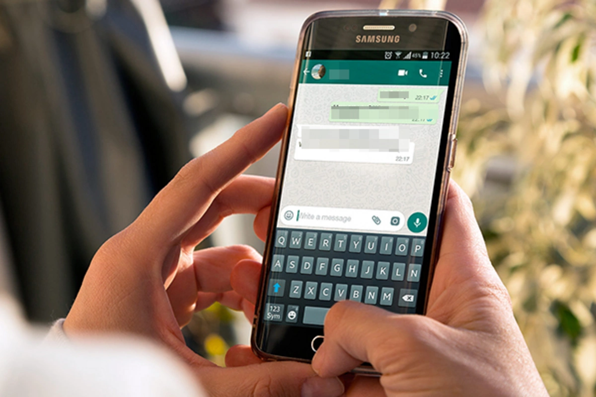 В Азербайджане пара продавала личную переписку пользователей WhatsApp
