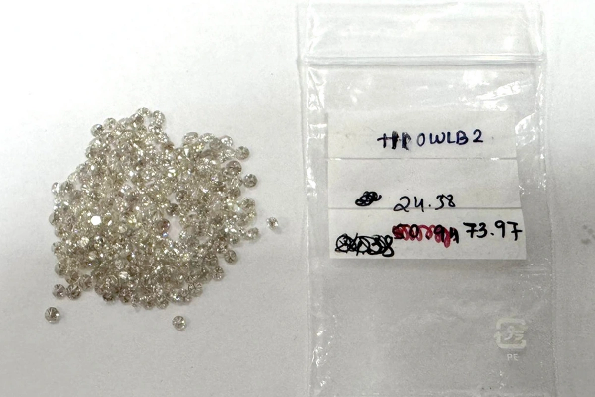 В Азербайджане пассажир пытался провезти полкилограмма бриллиантов