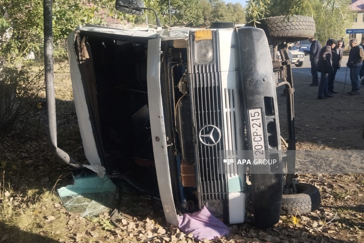 В Азербайджане перевернулся микроавтобус с учителями, пострадали 13 человек-ФОТО