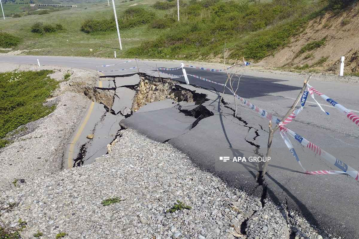 В Азербайджане произошел оползень, обрушилась дорога-ФОТО