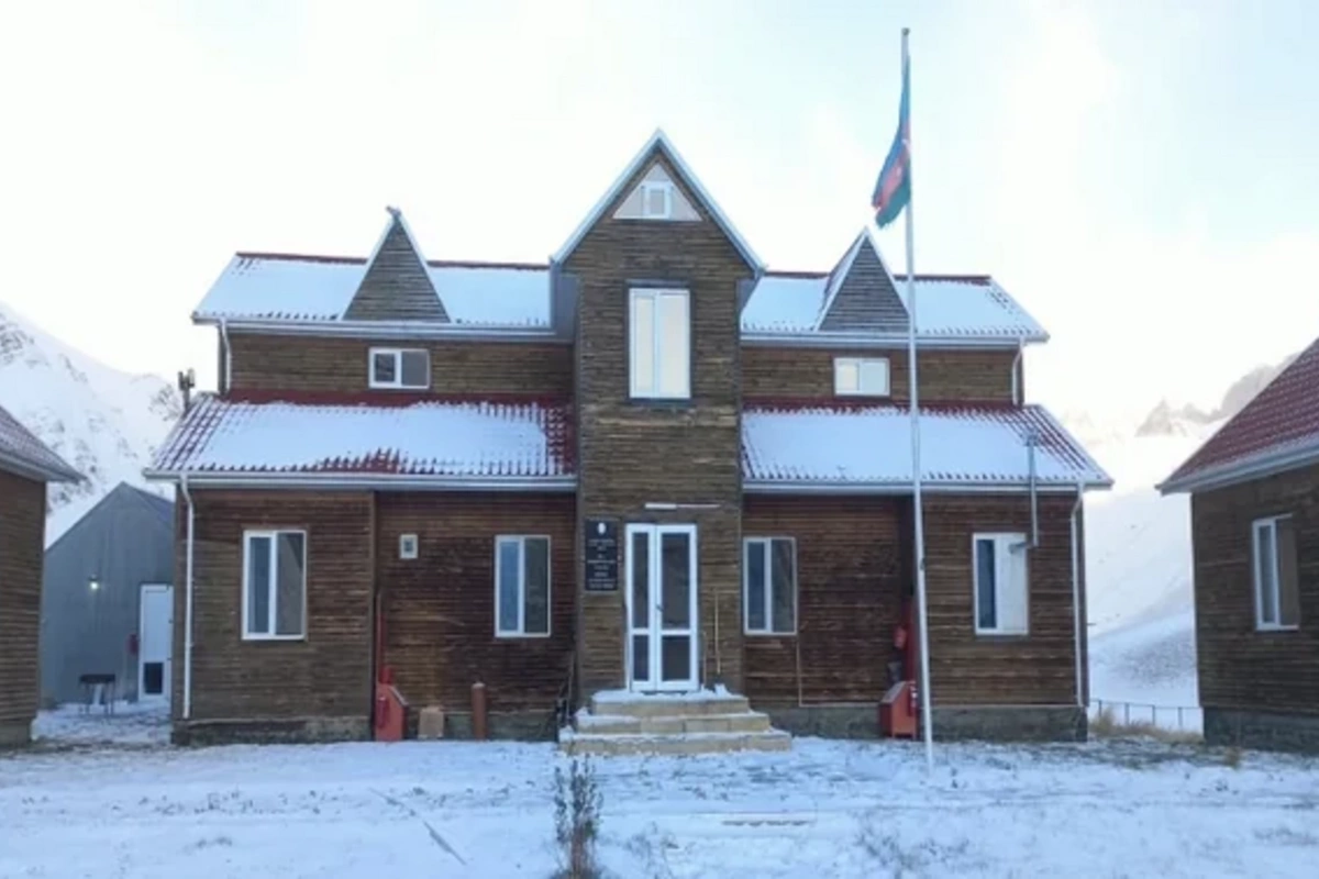 В Азербайджане резко изменилась погода: в горах выпал снег, в районах прошли ливни
