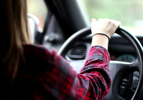 В Азербайджане в 2024 году доля женщин, получивших право на управление автомобилем, увеличилась до 15,9%