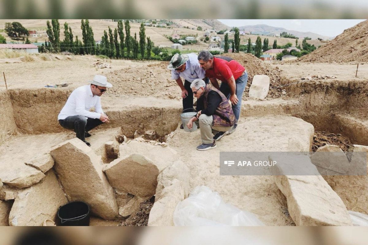 В Азербайджане в ходе археологических раскопок обнаружены надгробия в форме каменных ящиков, кувшинов и земляные надгробия – ФОТО