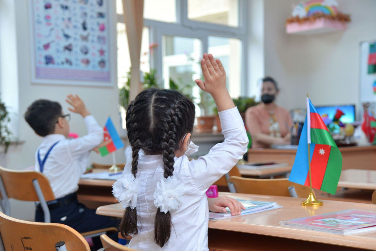 В Азербайджане в школах с шестидневной рабочей неделей первым учебным днем после осенних каникул будет 23 ноября