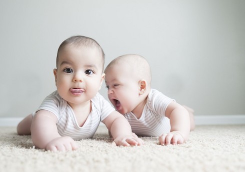 В Азербайджане в январе-июле родились почти 2 тыс. близнецов