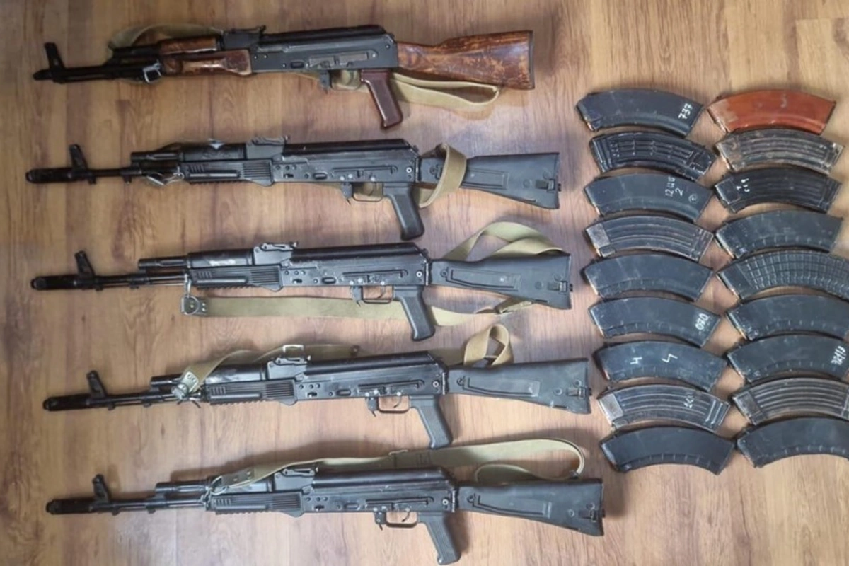 В Азербайджане за выходные обнаружены 5 автоматов и другое оружие и боеприпасы