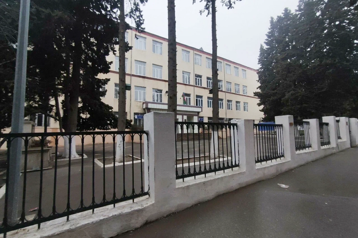 В бакинской школе 7-классница нанесла себе повреждения после угроз одноклассников