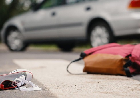 В Баку 18-летнюю девушку сбил автомобиль