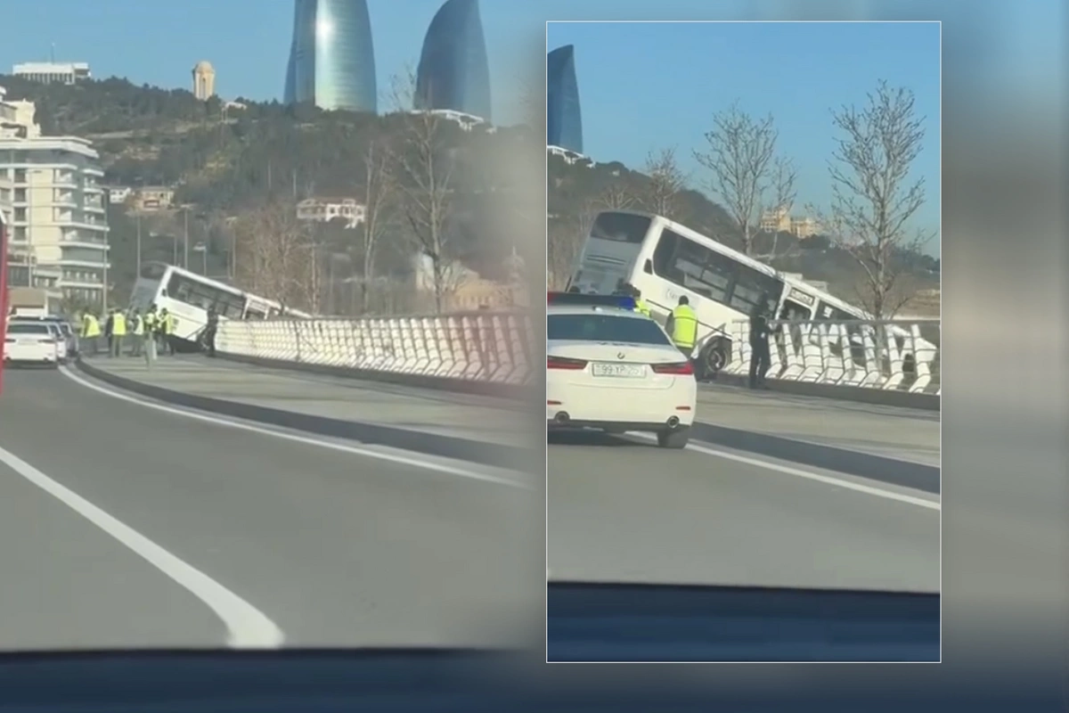 В Баку автобус вылетел на территорию Приморского бульвара