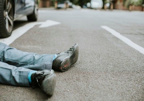 В Баку автомобиль сбил 15-летнего пешехода
