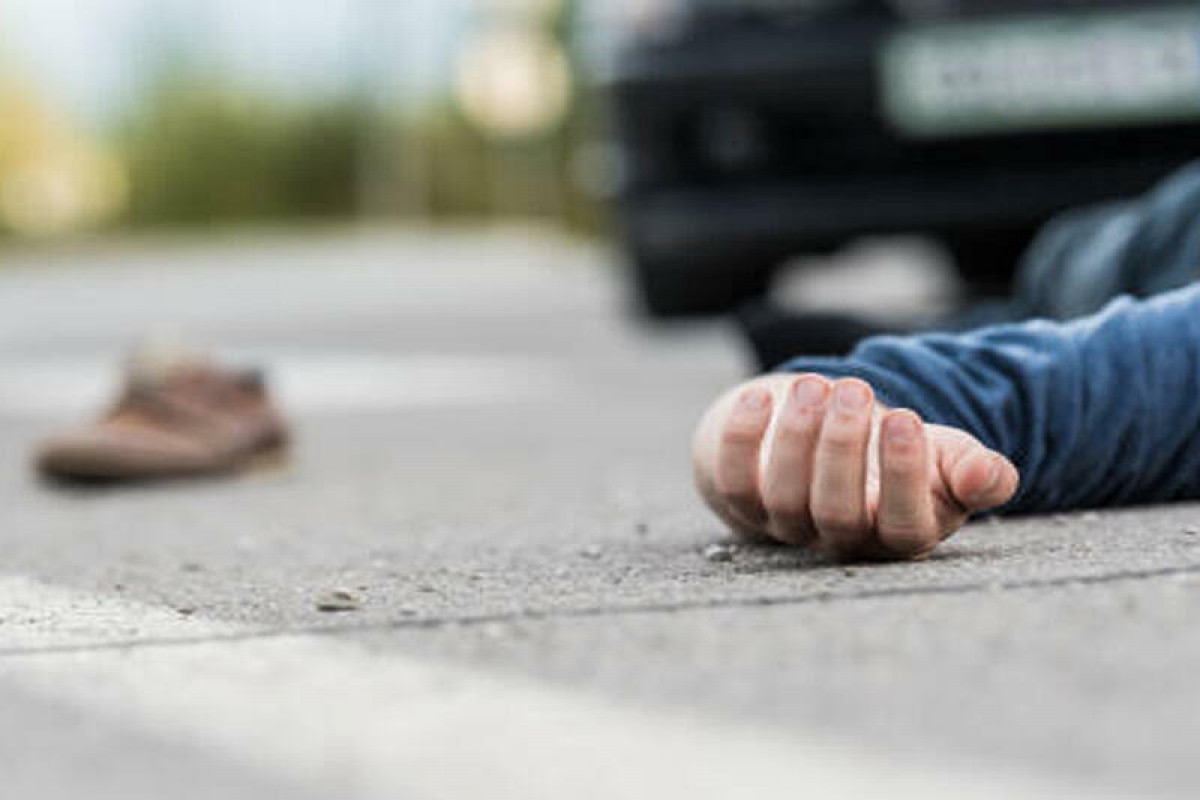 В Баку автомобиль сбил насмерть молодого мужчину