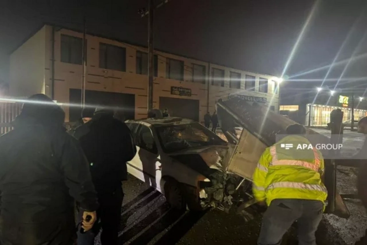 В Баку AzSamand врезался в остановку, отвлекшиеся на происшествие водители тоже попали в аварию