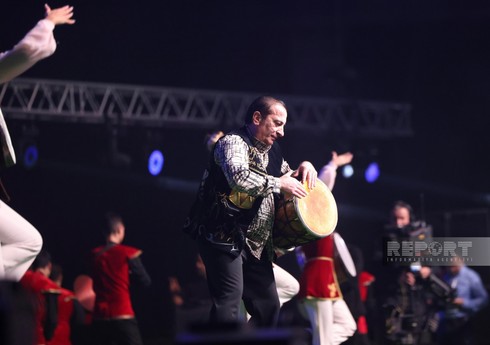 В Baku Crystal Hall проходит встреча фанатов с легендарным Лионелем Месси и его товарищами по команде