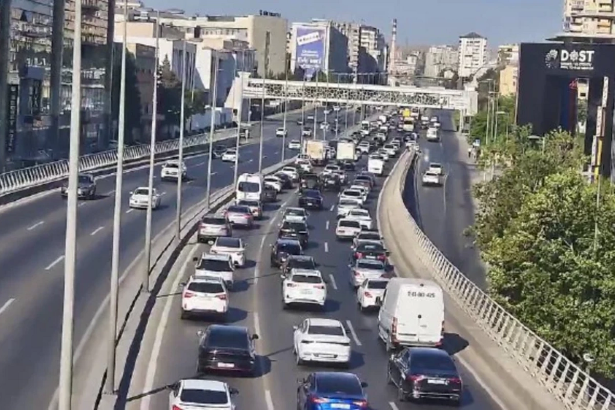В Баку движение затруднено только на двух магистралях
