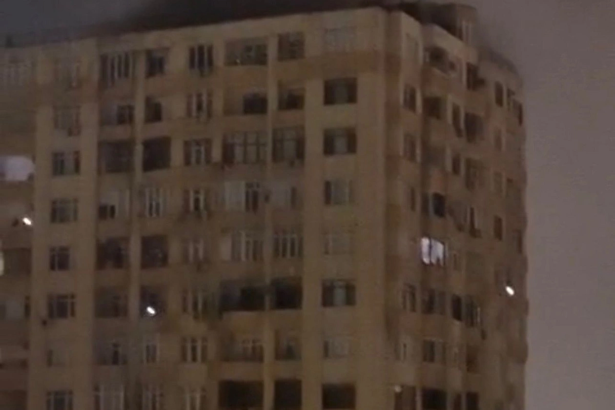 В Баку горит многоэтажный жилой дом