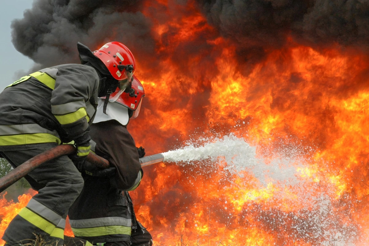 В Баку горит объект: возник транспортный затор