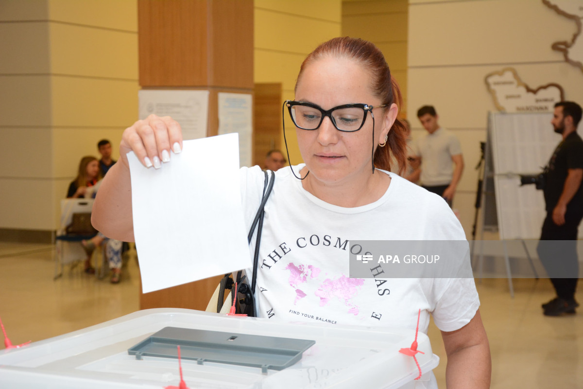 В Баку граждане голосуют на парламентских выборах - ФОТОЛЕНТА