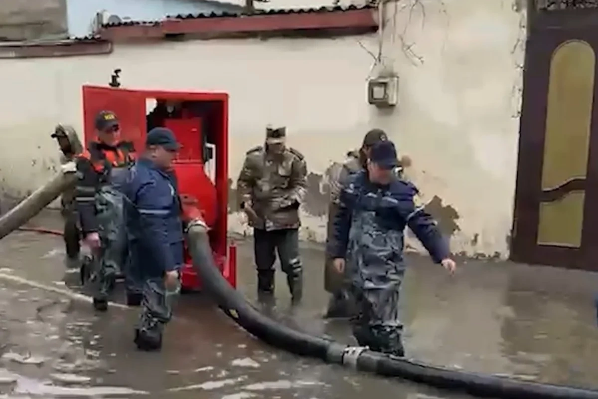 В Баку и регионах продолжаются работы по откачке воды