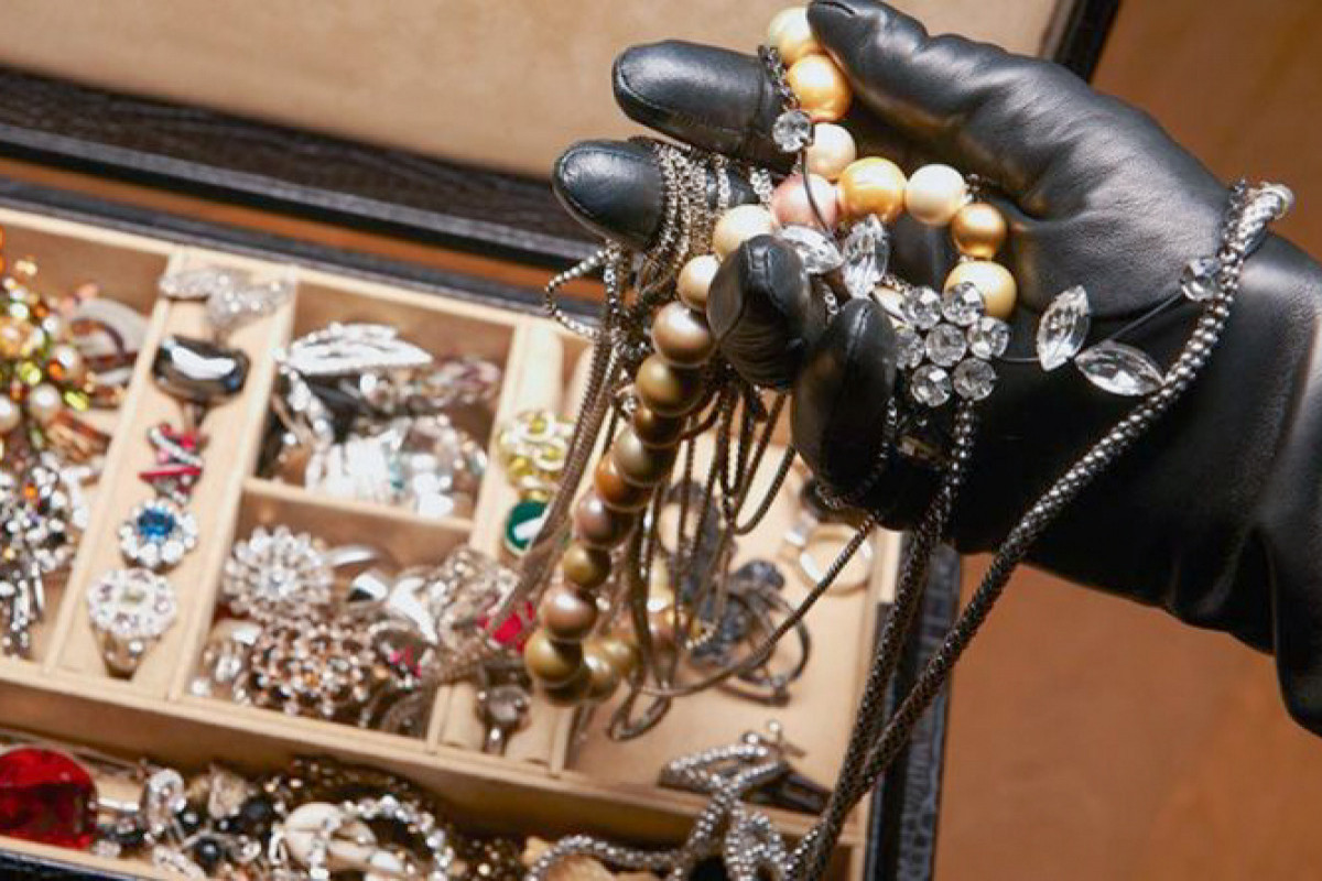 В Баку из квартиры украли 35 тысяч манатов и золото