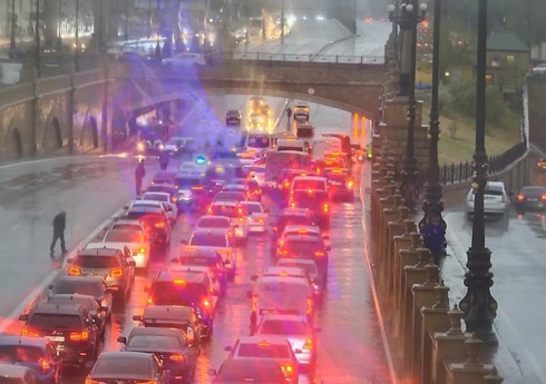 В Баку из-за непогоды ограничено движение на ряде дорог