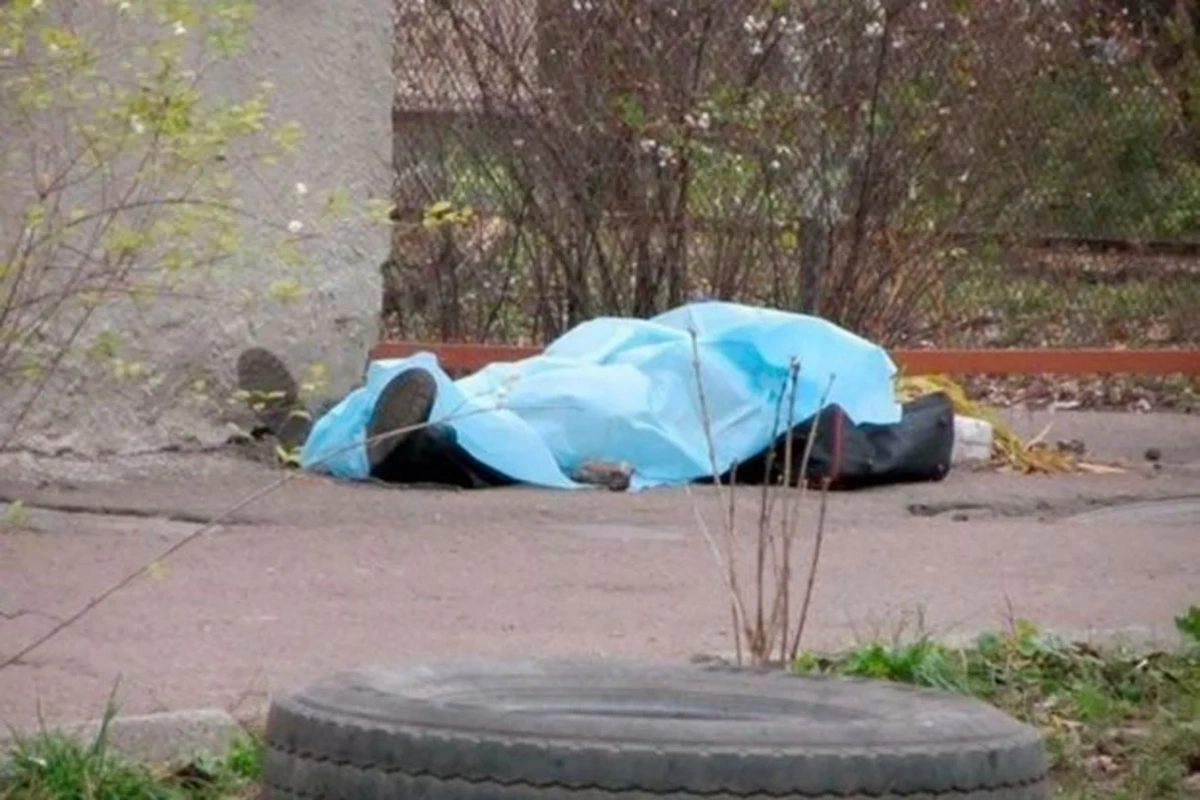 В Баку мужчина погиб от удара током на крыше собственного дома
