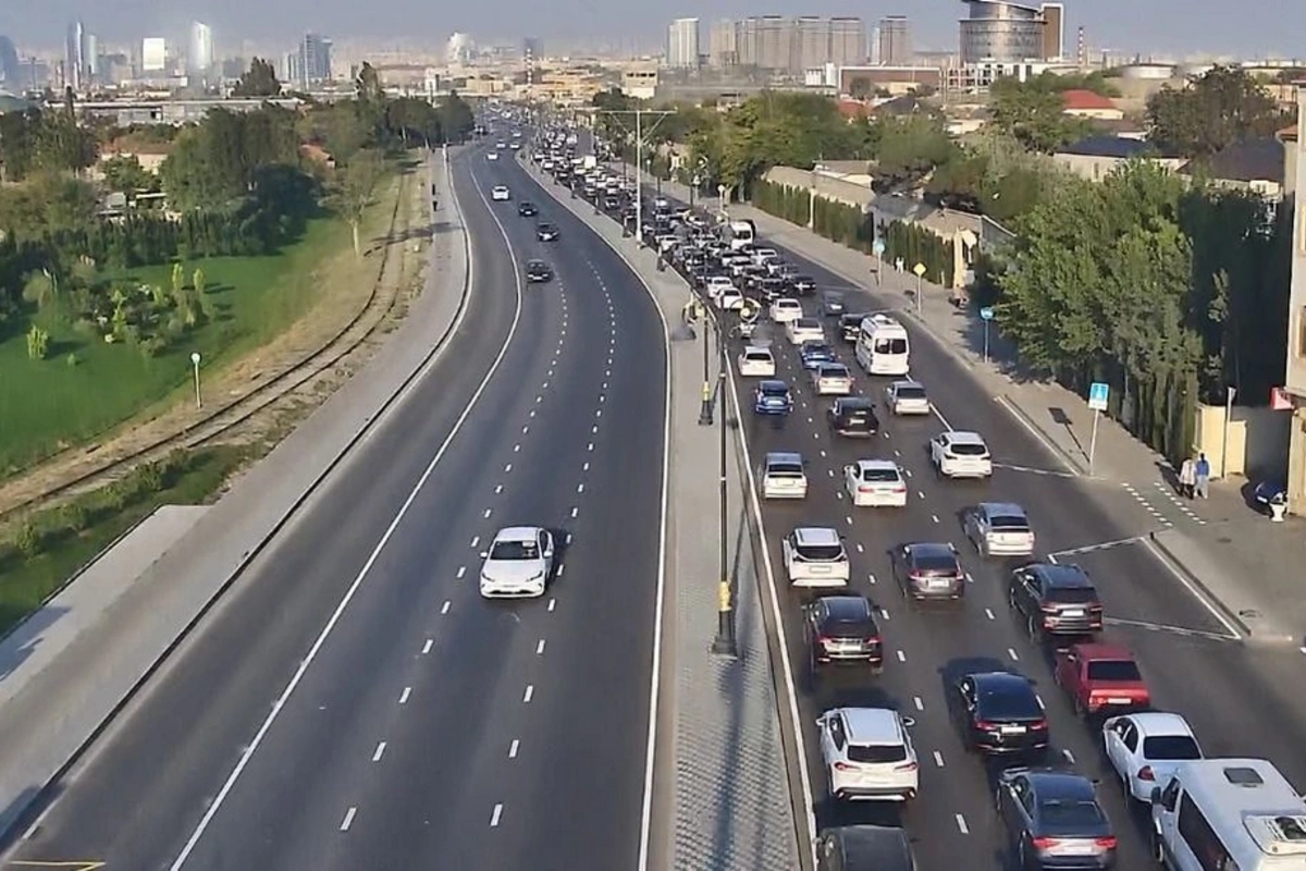 В Баку на 12 улицах и проспектах наблюдаются пробки