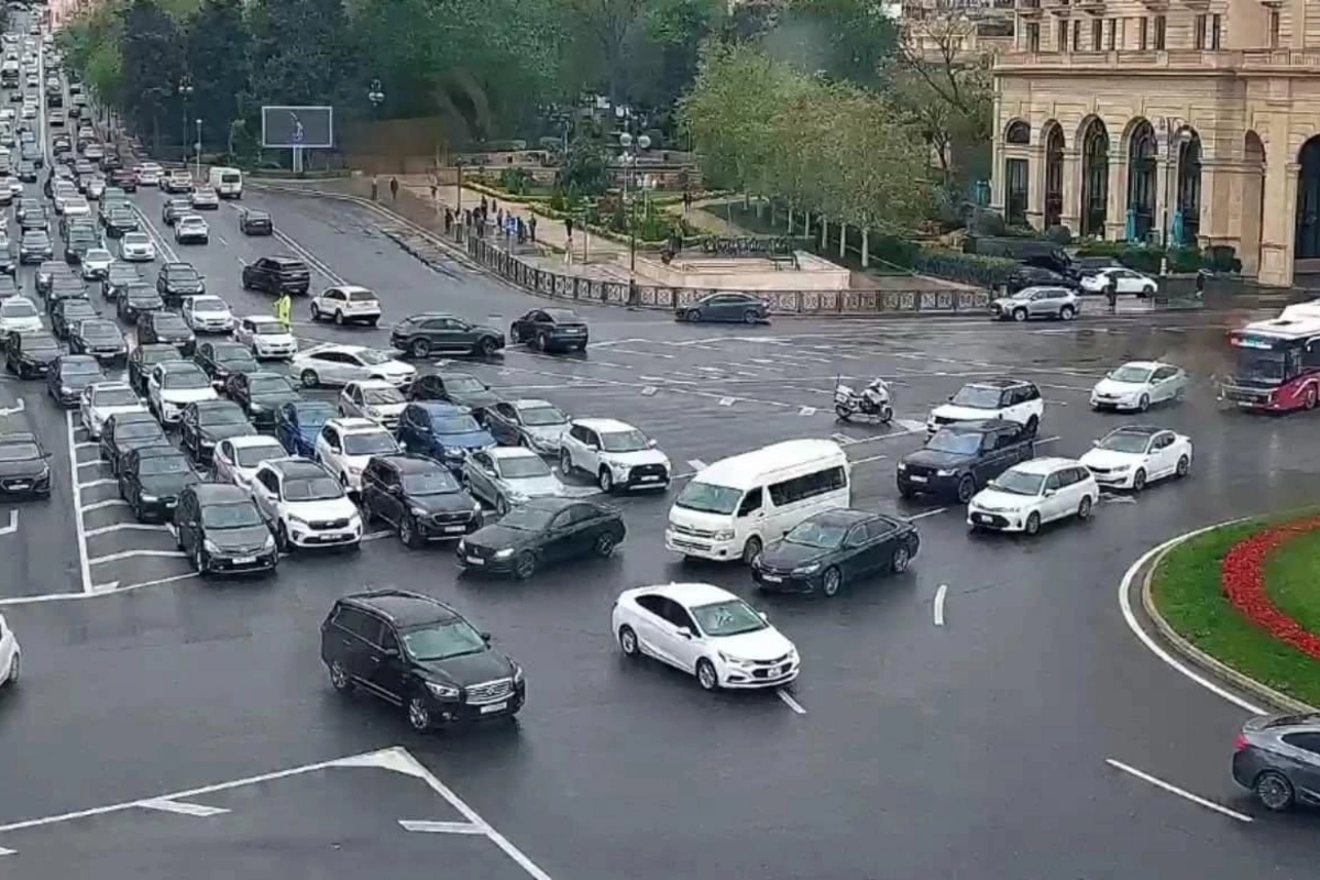 В Баку на 14 улицах и проспектах затруднено движение транспорта