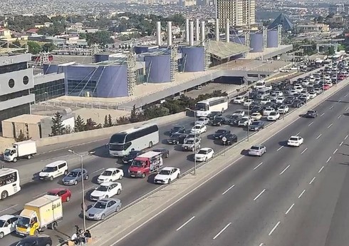 В Баку на 15 улицах и проспектах затруднено движение транспорта