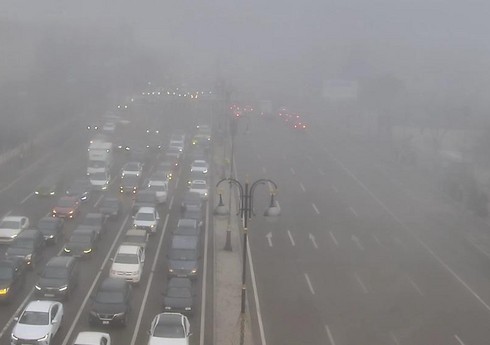 В Баку на более чем 10 улицах и проспектах наблюдаются пробки