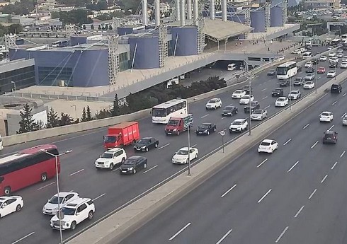 В Баку на некоторых дорогах затруднено движение транспорта