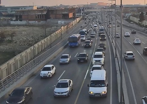 В Баку на некоторых улицах и проспектах затруднено движение транспорта