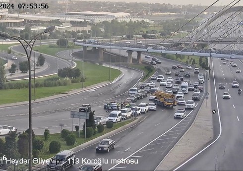 В Баку на одной из развязок ограничено движение из-за пролившегося на дорогу битума