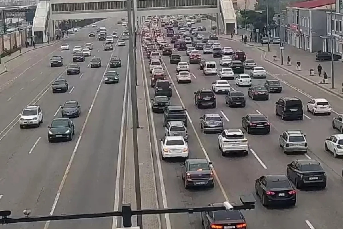 В Баку на ряде основных улиц и проспектов затруднено движение транспорта