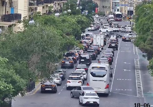 В Баку на ряде улиц и проспектов наблюдаются пробки