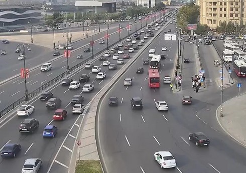 В Баку на ряде улиц и проспектов наблюдаются заторы